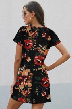 Vestido estilo camiseta con estampado de flores cuello V nudo lateral color negro5